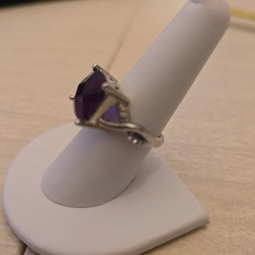Elegant Purple Gemstone Ring - Picture 3 of 6